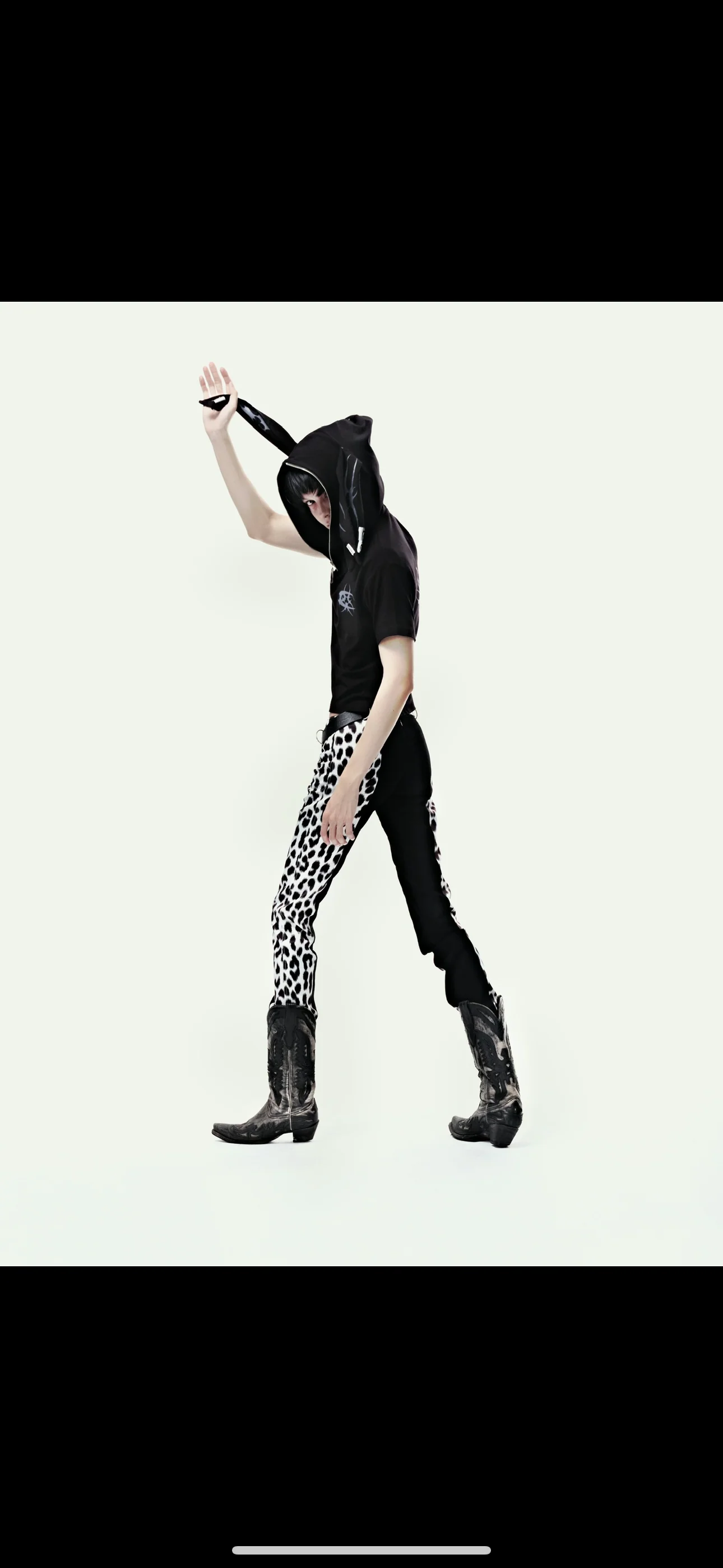 EPL RABBIT BLACK TEE - Image 7